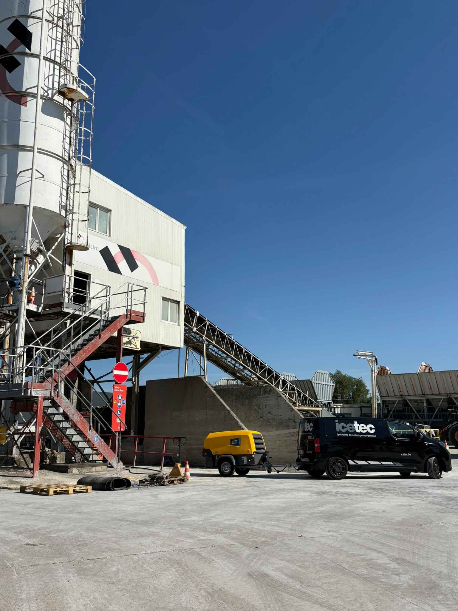 Camionnette et compresseur Icetec sur un site cimentier