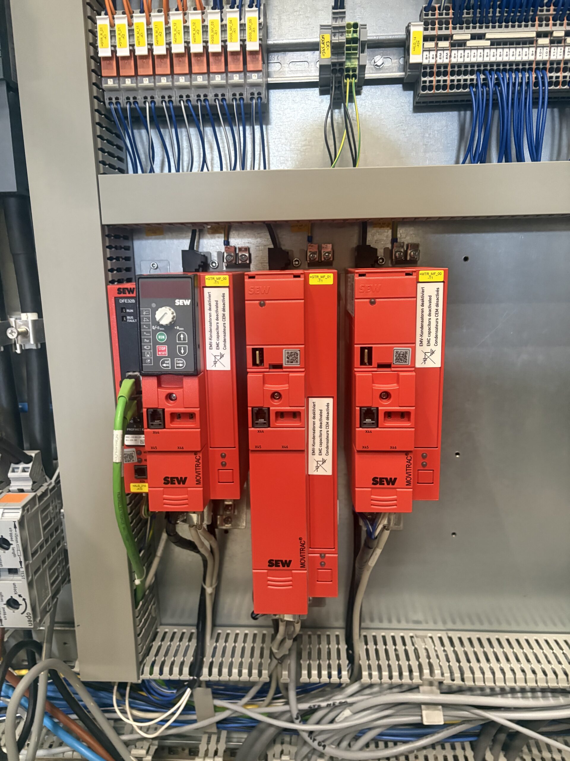 Armoire électrique propre après nettoyage cryogénique