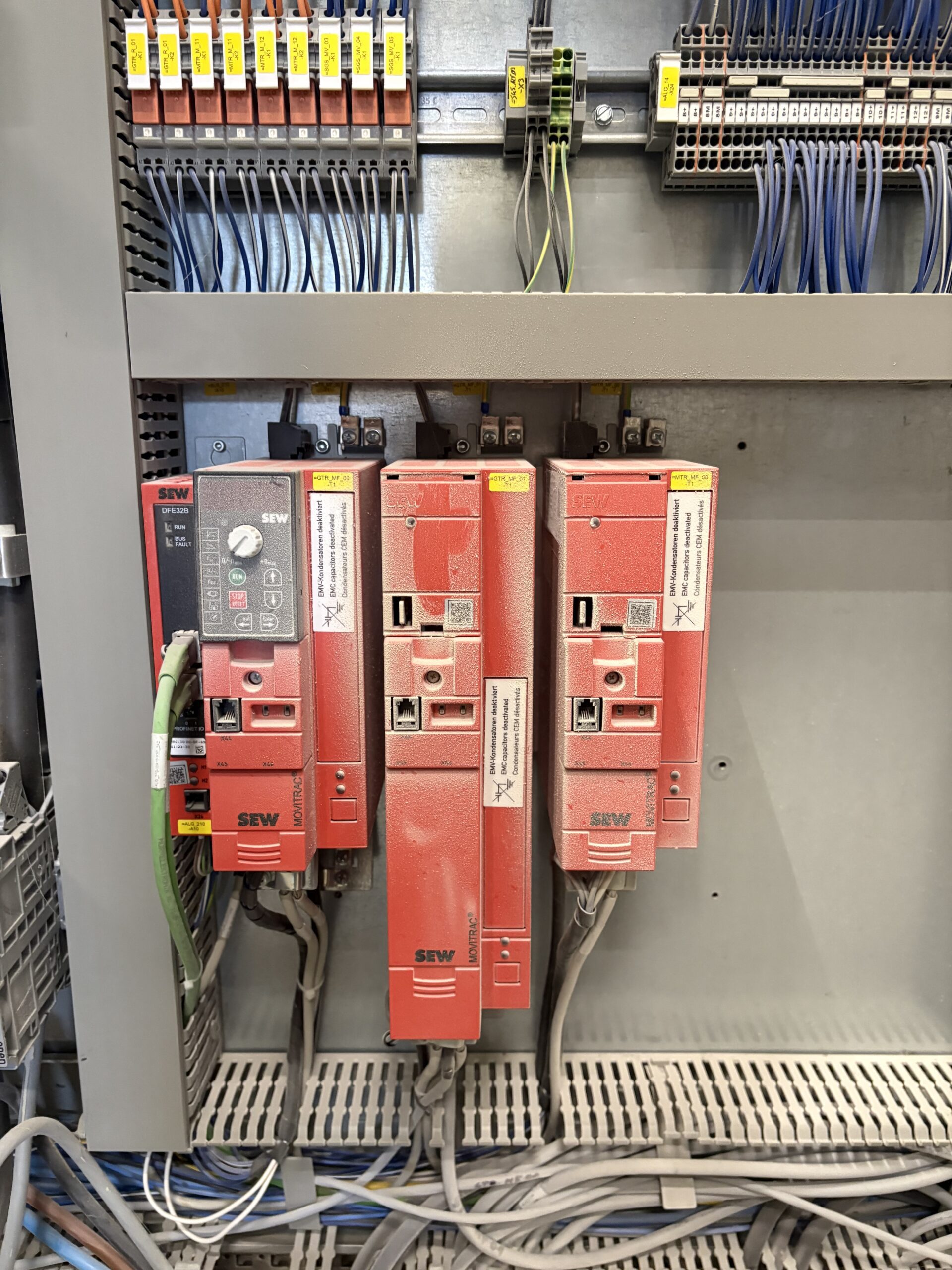 Armoire électrique encrassée avant nettoyage cryogénique