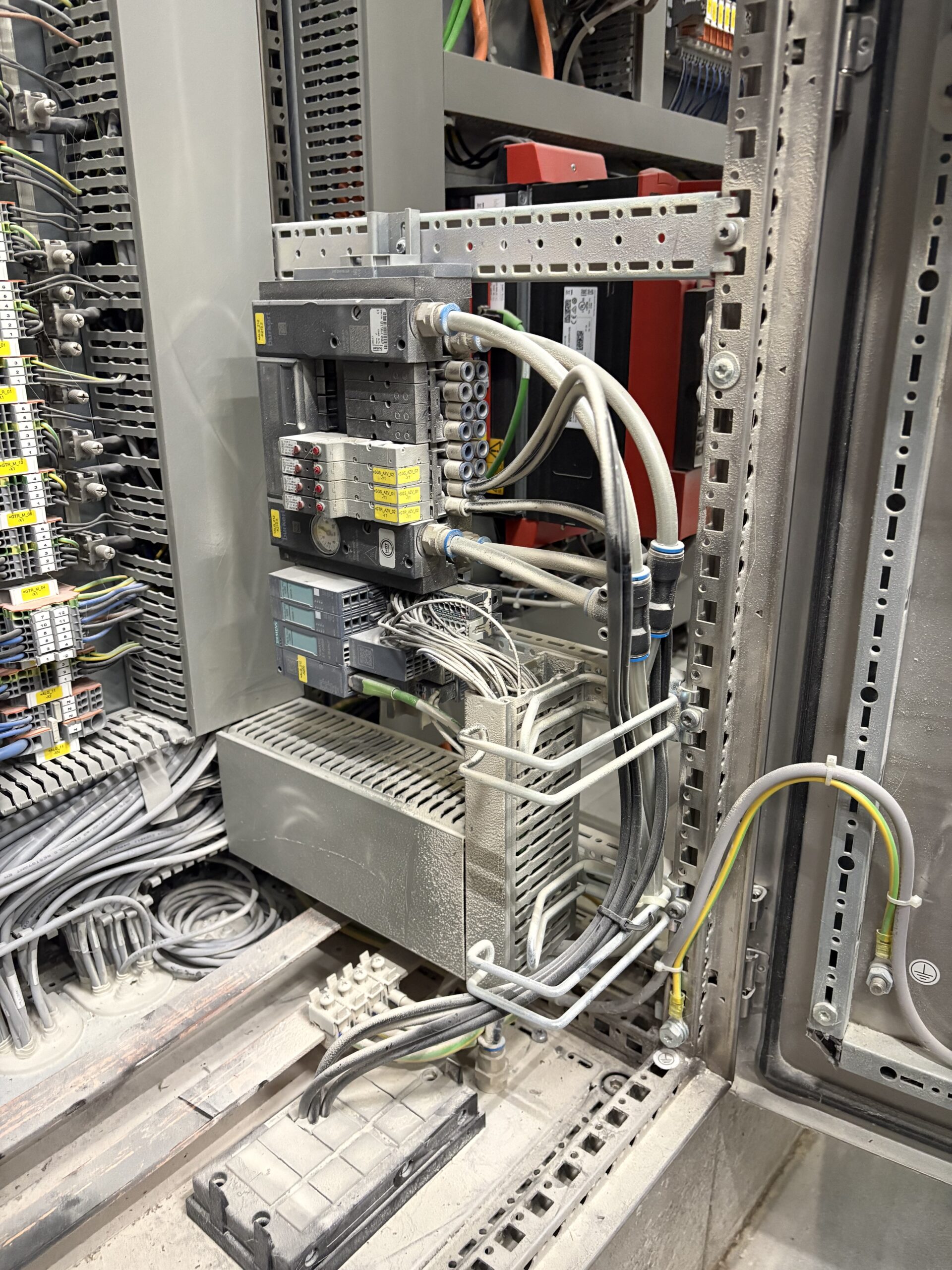Module pneumatique encrassé dans une armoire électrique avant nettoyage cryogénique