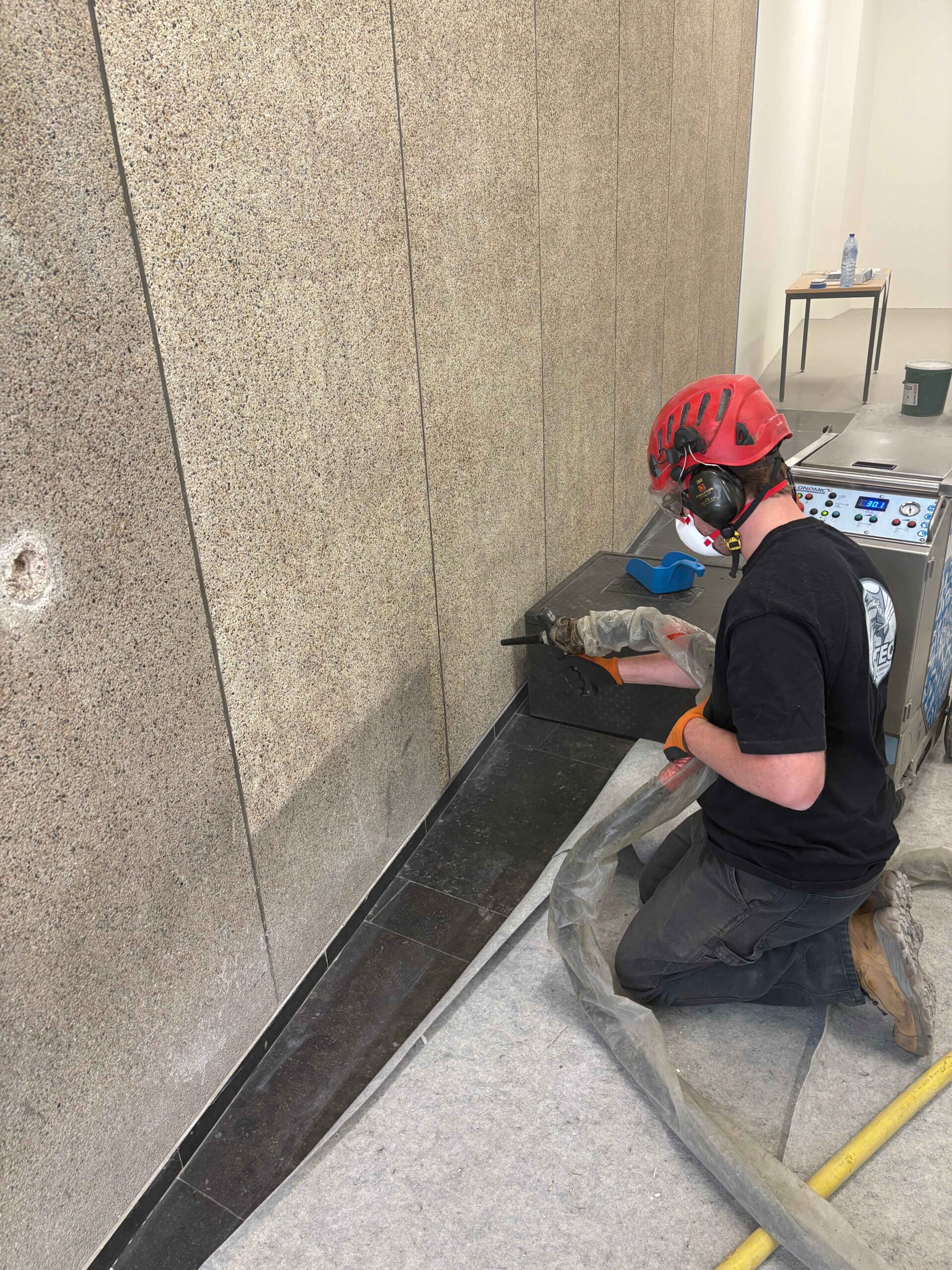 Nettoyage cryogénique d'un mur intérieur en pierre