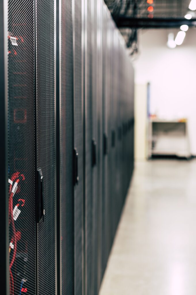 Baies serveurs alignées dans un couloir de data center, illustrant le nettoyage cryogénique des salles informatiques