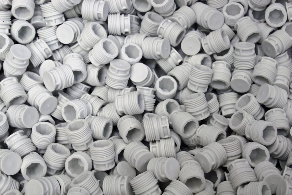 Granulés de matière plastique utilisés en injection, illustrant le nettoyage cryogénique des moules d'injection