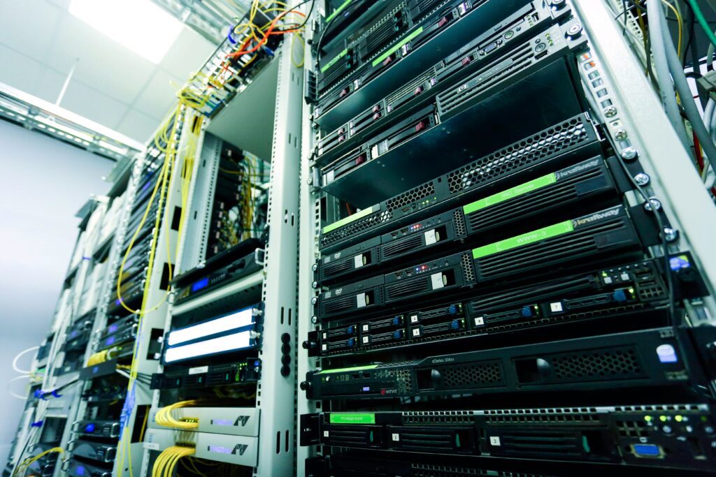 Gros plan sur un serveur informatique encrassé par la poussière, avant nettoyage cryogénique