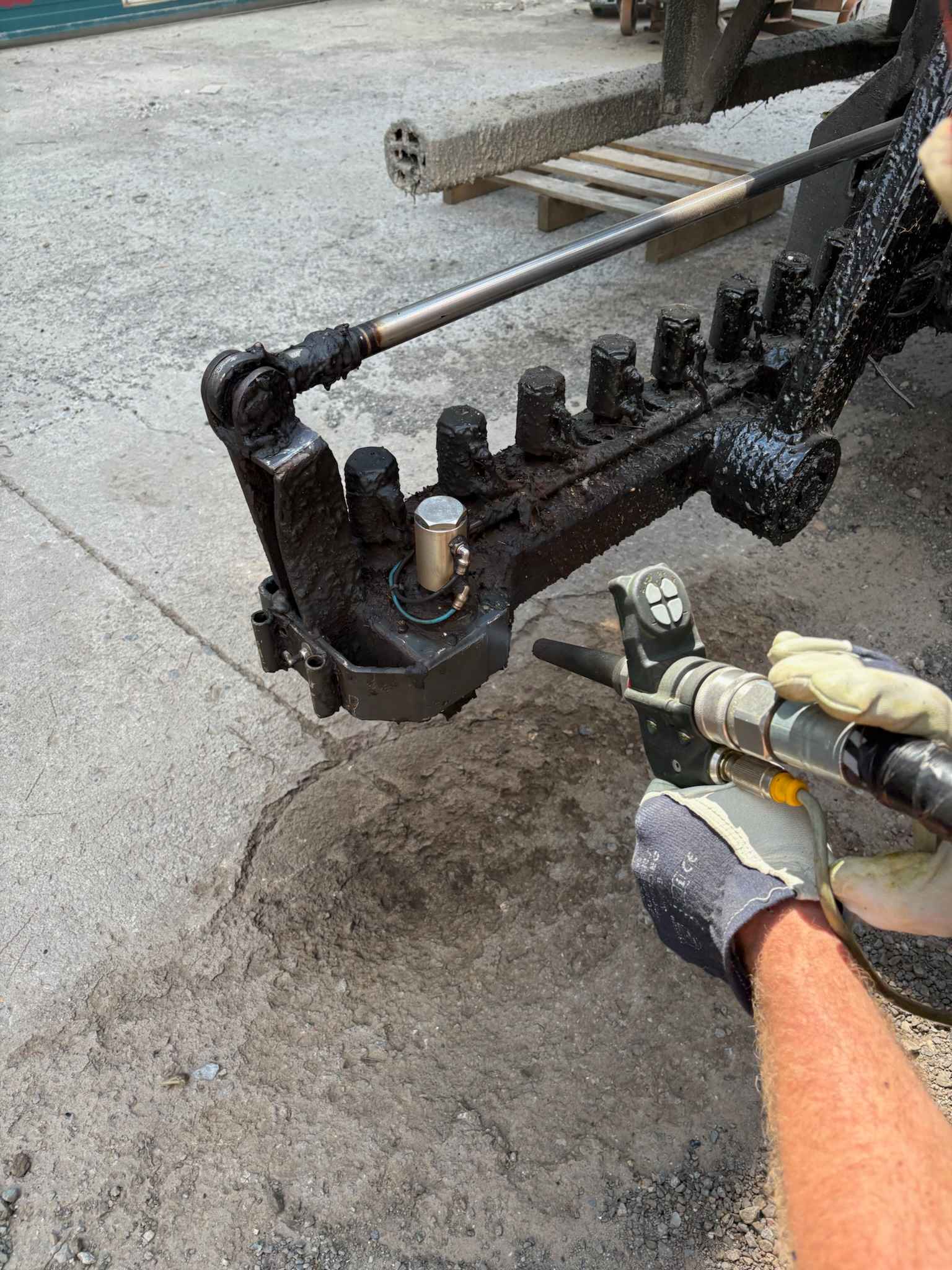 Bras de répandeuse encrassé avant nettoyage cryogénique