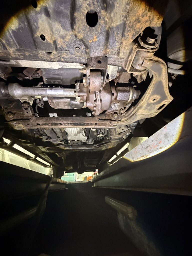 Geroest voorste subframe na reiniging