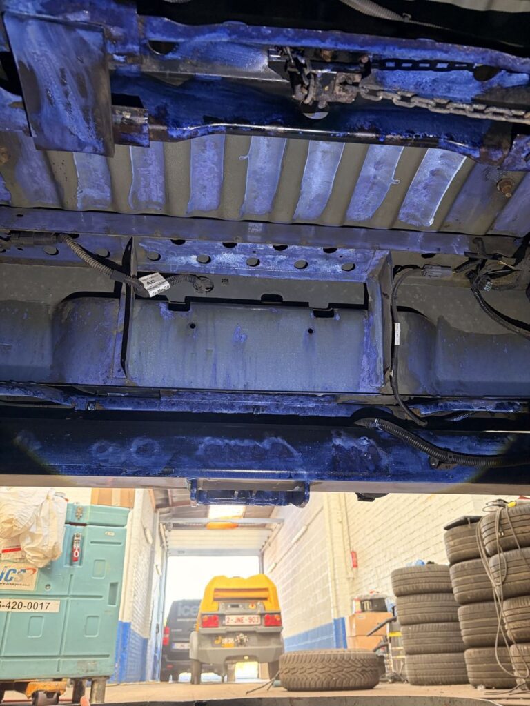 Blauwe roestomvormer aangebracht op de bodemplaat