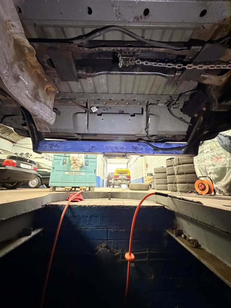 Gereinigde bodemplaat, roest zichtbaar