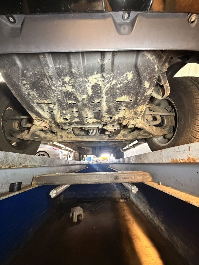 Vervuilde motorbeschermplaat vóór de behandeling